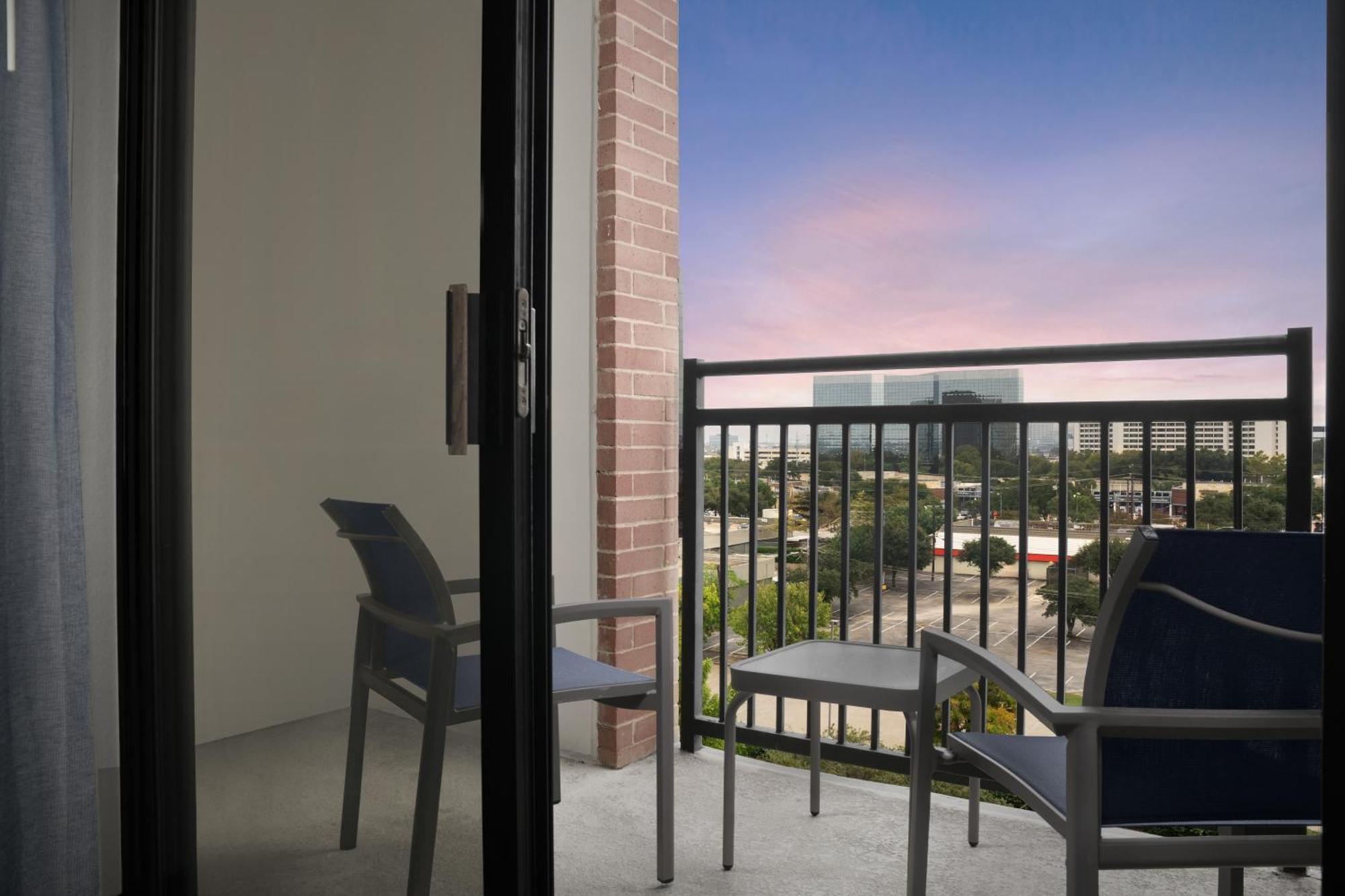 Courtyard Dallas Addison Quorum Drive Exterior photo